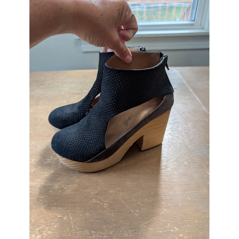 Free People Horizon Clog Bootie Black Snakeskin Embossed Wooden Platform Size 38 - Picture 4 of 8